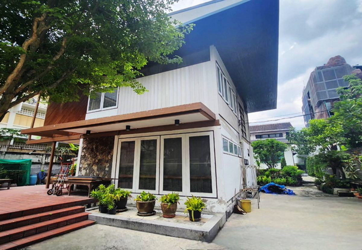 ขายบ้านพระราม 8 สามเสน ราชวัตร : ขายบ้าน ถนนนครไชยศรี ดุสิต กรุงเทพมหานคร เนื้อที่ 127.8 ตร.ว. 2 ชั้น 3 นอน 2 น้ำ ทำเลดี ราคาต่อรองได้