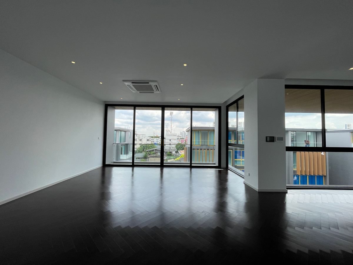 ขายบ้านเลียบทางด่วนรามอินทรา :  ขายบ้านเดี่ยวหรู Azure – CIRA Residences “The Pinnacle of Timeless Luxury Living บน ทำเลทองเลียบด่วน เอกมัย-รามอินทรา”สัมผัสชีวิตเหนือระดับกับ “ Azure” บ้านเดี่ยว 3.5 ชั้น ภายใต้แนวคิด “Resonate Life-Utmost”