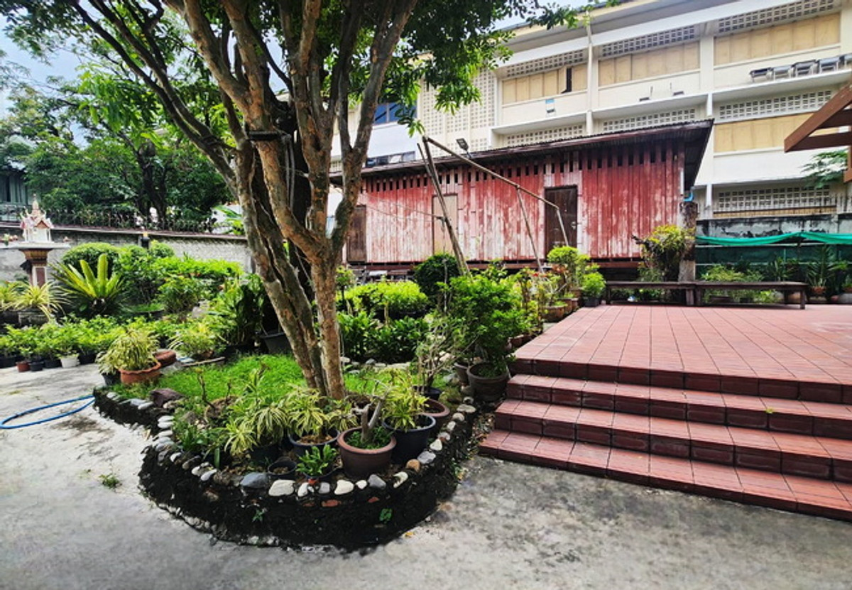 ขายบ้านพระราม 8 สามเสน ราชวัตร : ขายบ้าน ถนนนครไชยศรี ดุสิต กรุงเทพมหานคร เนื้อที่ 127.8 ตร.ว. 2 ชั้น 3 นอน 2 น้ำ ทำเลดี ราคาต่อรองได้