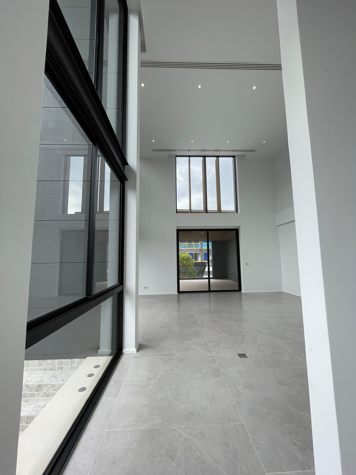 ขายบ้านเลียบทางด่วนรามอินทรา :  ขายบ้านเดี่ยวหรู Azure – CIRA Residences “The Pinnacle of Timeless Luxury Living บน ทำเลทองเลียบด่วน เอกมัย-รามอินทรา”สัมผัสชีวิตเหนือระดับกับ “ Azure” บ้านเดี่ยว 3.5 ชั้น ภายใต้แนวคิด “Resonate Life-Utmost”