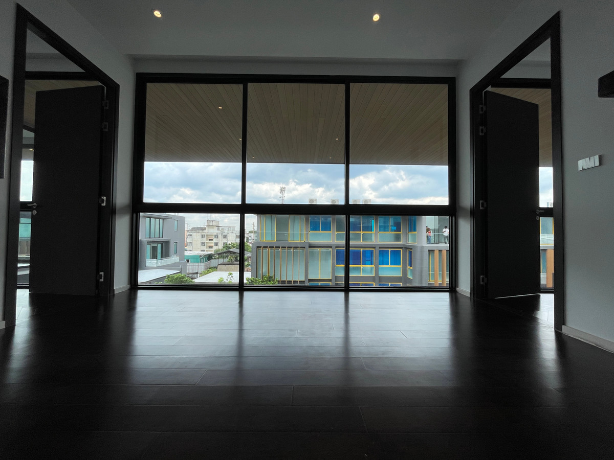 ขายบ้านเลียบทางด่วนรามอินทรา :  ขายบ้านเดี่ยวหรู Azure – CIRA Residences “The Pinnacle of Timeless Luxury Living บน ทำเลทองเลียบด่วน เอกมัย-รามอินทรา”สัมผัสชีวิตเหนือระดับกับ “ Azure” บ้านเดี่ยว 3.5 ชั้น ภายใต้แนวคิด “Resonate Life-Utmost”