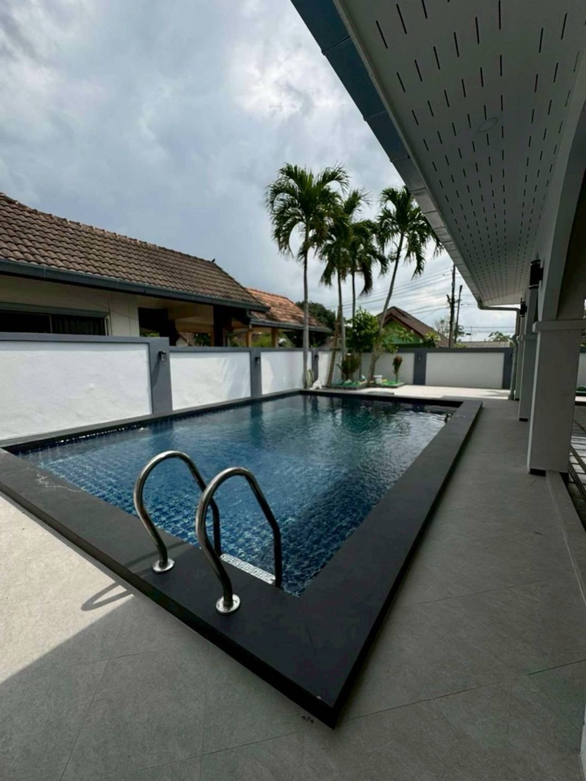 ให้เช่าพัทยา บางแสน ชลบุรี สัตหีบ : ให้เช่าด่วนบ้านชั้นเดียวพูลวิลล่า โครงการ  พัทยา แลนด์แอนด์เฮ้าส์ ขนาด 126 ตร.ว. พื้นที่ 504 ตร.ม. 3 ห้องนอน 2 ห้องน้ำ ราคาพิเศษ 80,000 บาท