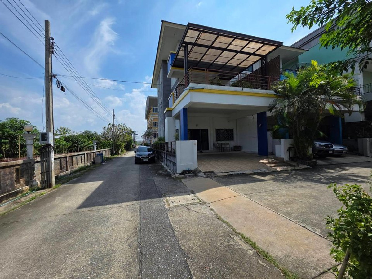 ขายขาดทุน บ้านแฝด 3 ชั้น หลังมุม 285 ตรม. ตกแต่งใหม่พร้อมอยู่ เข้าได้ 2 ทาง ซ.วัดส้มเกลี้ยง ซ.วัดพระเงิน อ.บางกรวย นนทบุรี Loading...