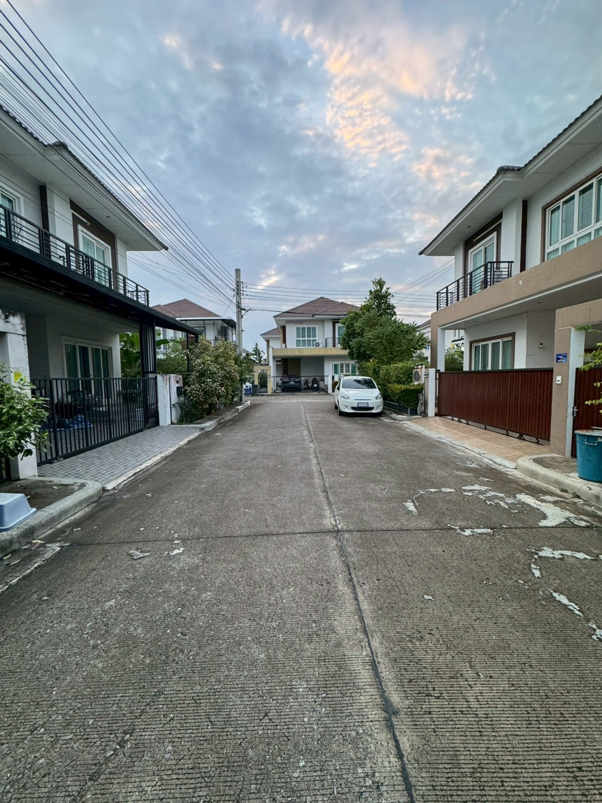 ขายด่วน ถูกมาก บ้านเดี่ยว 2ชั้น หมู่บ้าน พฤกษ์พิมาน5 กาญจนาภิเษก-ลาดปลาดุก ที่ดินขนาด 51.80 ตร.วา 3นอน 3น้ำ บรรยากาศดี เดินทางสะดวก สนใจติดต่อ สุเมธ 061-949-8888 Loading...