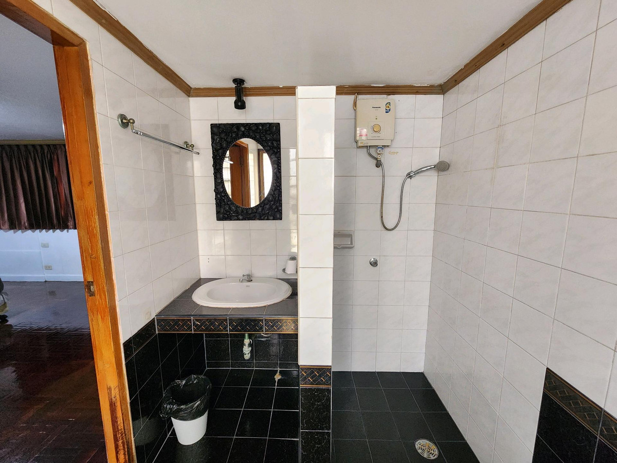 For RentTownhomeSukhumvit, Asoke, Thonglor : House for rent Ekkamai 12 near Donki Mall.