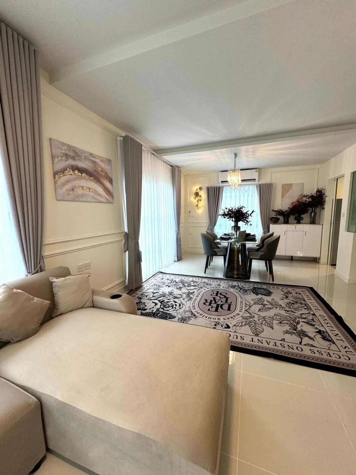 บ้านหรู 2 ชั้น พร้อมเฟอร์นิเจอร์ ตกแต่งสวยงาม ให้เช่า บางแก้ว-บางนา ใกล้โรงพยาบาลสินแพทย์ เทพารักษ์ เพียง 3.3 กม. Loading...