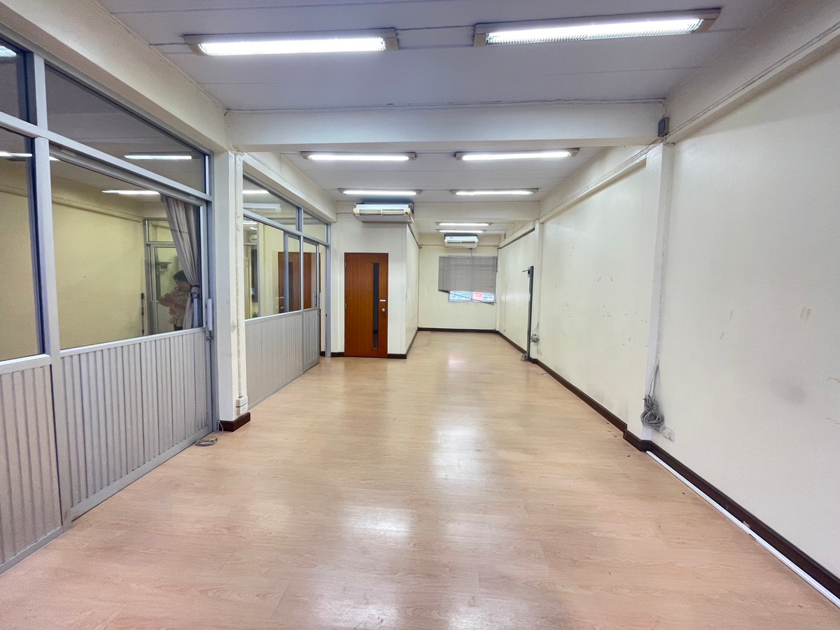 For SaleShop HouseRamkhamhaeng, Hua Mak : Urgent sale, 2 commercial buildings, Soi Ramkhamhaeng 12.