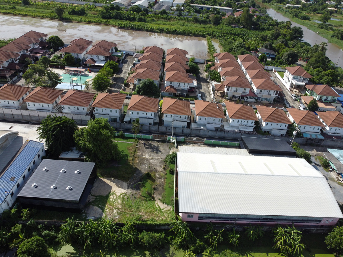 WarehouseNonthaburi, Bang Yai, Bangbuathong : 3 factories and warehouses for sale, like new condition, Phimonrat Subdistrict, Bang Bua Thong District, Nonthaburi, area 2 rai, usable area more than 1,900 sq m., plus a house and guest house.