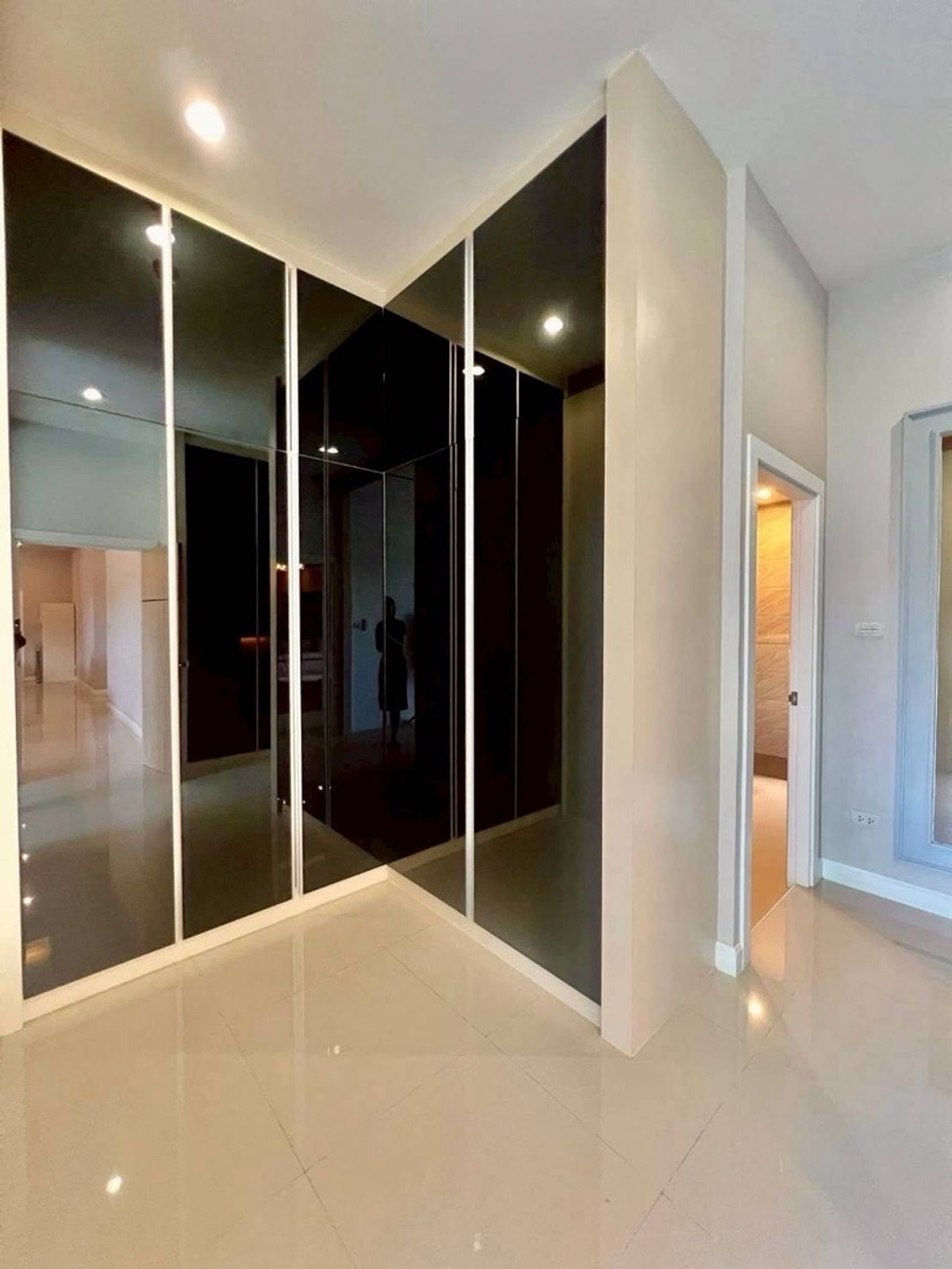 ให้เช่าพัทยา บางแสน ชลบุรี สัตหีบ : เช่าด่วนบ้านชั้นเดียวพูลวิลล่า โครงการ Gerden Ville ห้วยใหญ่ ขนาด 115 ตร.ว. พื้นที่ 460 ตร.ม. 3 ห้องนอน 3 ห้องน้ำ ราคาพิเศษ 60,000 บาท