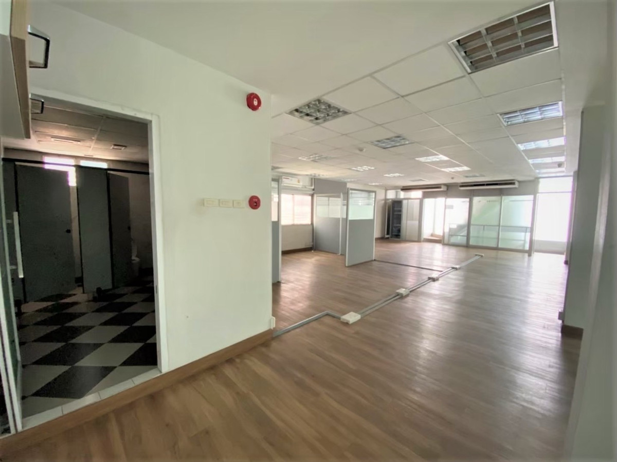 ให้เช่าร้านค้า/ตลาดนัดพระราม 9 เพชรบุรีตัดใหม่ RCA : ให้เช่า พื้นที่ 200 ตารางเมตร ทำ สตูดิโอ พิลาทิส มีห้องน้ำในตัว มีที่จอดรถ