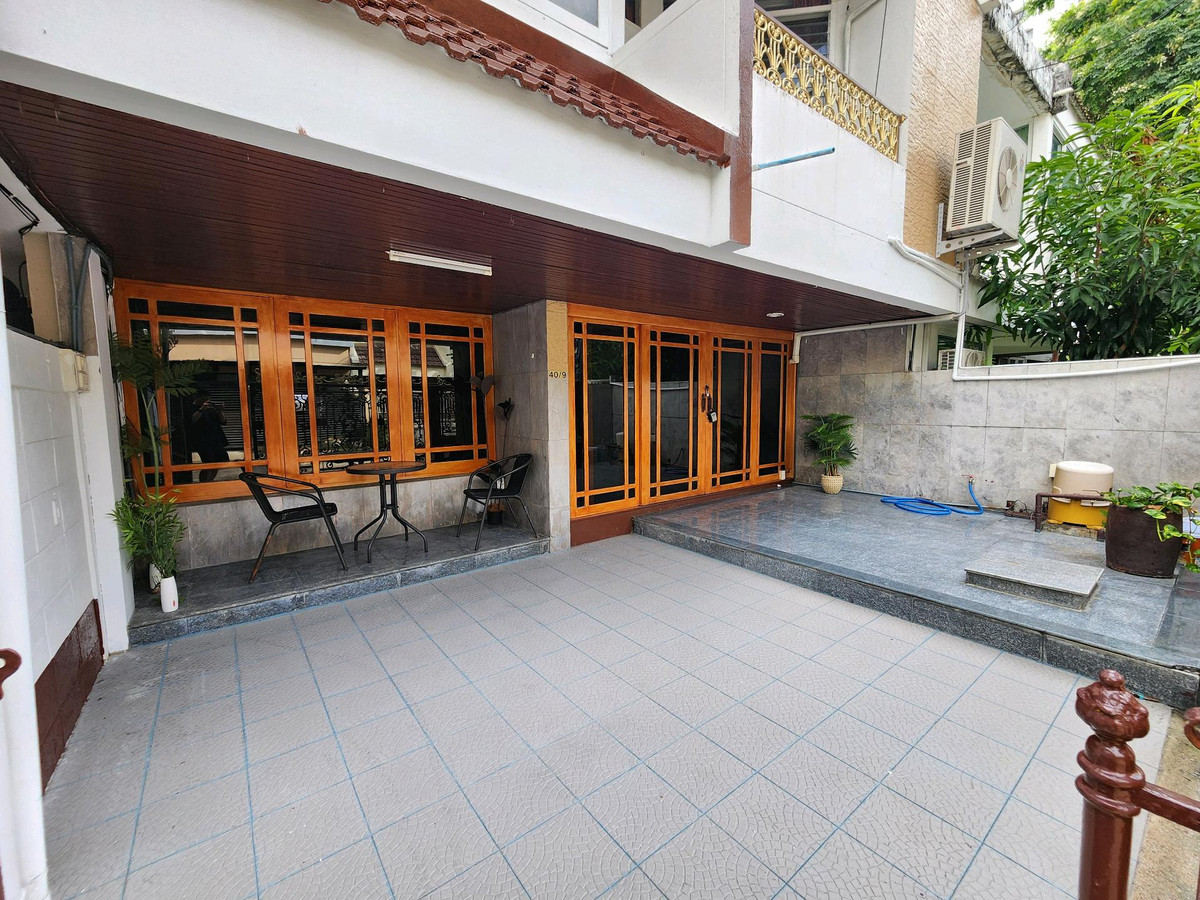 For RentTownhomeSukhumvit, Asoke, Thonglor : House for rent Ekkamai 12 near Donki Mall.