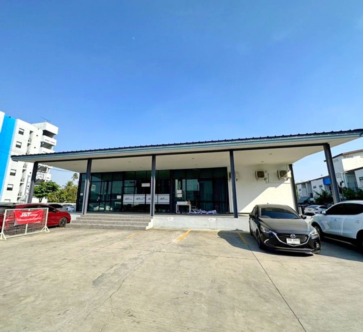 For RentOfficePattaya, Bangsaen, Chonburi : Central Chonburi 1.1 km. Commercial building for rent on main road 501 sq.m. 126 sq.wa. 2 bath 79,99