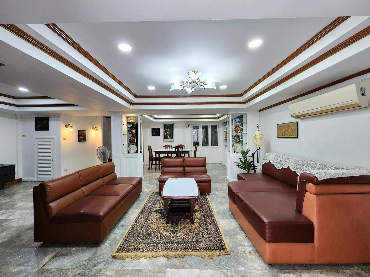 For RentTownhomeSukhumvit, Asoke, Thonglor : House for rent Ekkamai 12 near Donki Mall.