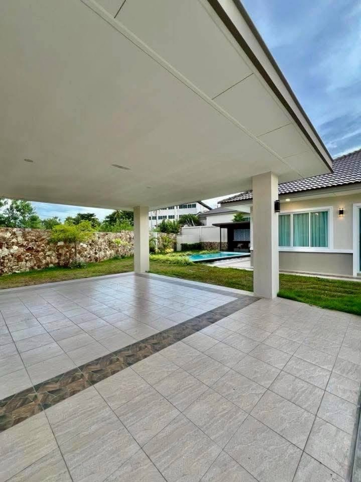 ให้เช่าพัทยา บางแสน ชลบุรี สัตหีบ : ให้เช่าด่วนบ้านชั้นเดียวพูลวิลล่า โครงการ Gerden Ville ห้วยใหญ่ ขนาด 159 ตร.ว. พื้นที่ 640 ตร.ม. 3 ห้องนอน 4 ห้องน้ำ ราคาพิเศษ 90,000 บาท