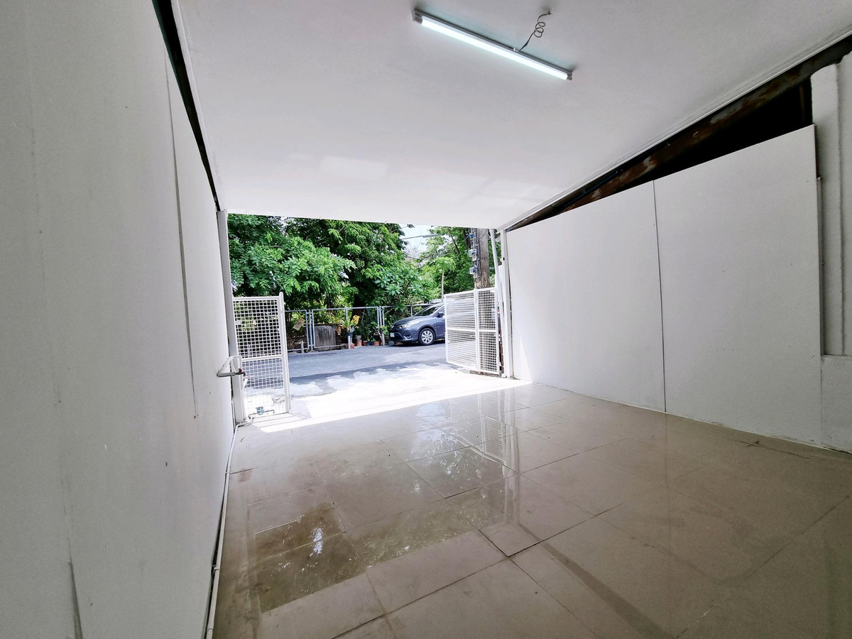 Book now!! Townhouse ready to move in, fully furnished. Near the Pink Line MRT Loading...