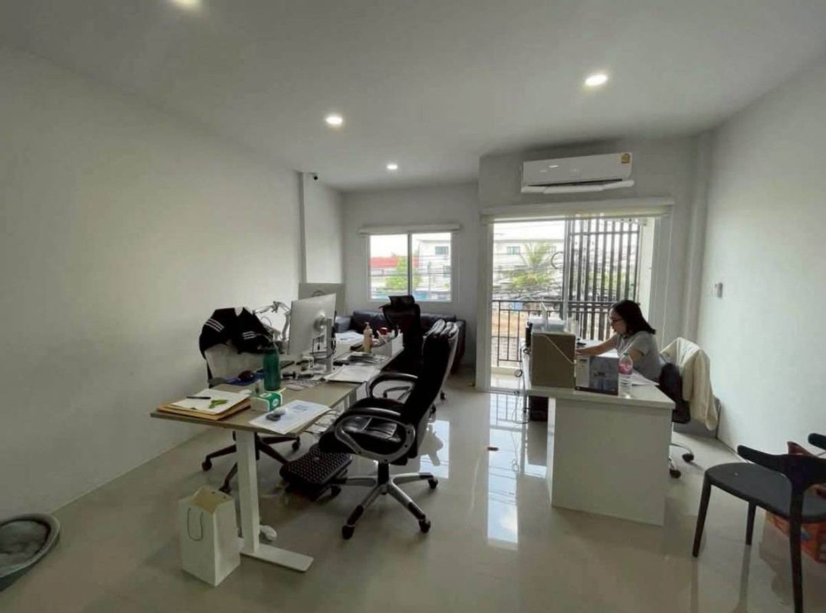 ให้เช่า Home Office 3 ชั้น พร้อมอุปกรณ์สำนักงาน บนทำเลศักยภาพเชื่อมต่อทุกการเดินทาง  ใกล้ MRT สีชมพู สถานีแคราย  เหมาะสำหรับธุรกิจที่ต้องการ Home Office พร้อมใช้งาน ทำเลดี เดินทางสะดวก ครบทั้งฟังก์ชันและความสะดวกสบายในที่เดียว Loading...