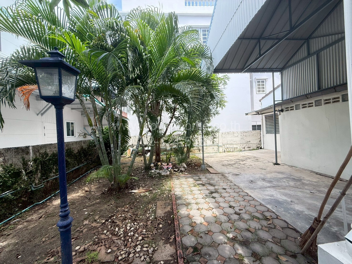 หมู่บ้าน กฤษดานคร 16 ถนนบรมราชชนนี แขวงศาลาธรรมสพน์ เขตทวีวัฒนา กรุงเทพมหานคร  Loading...