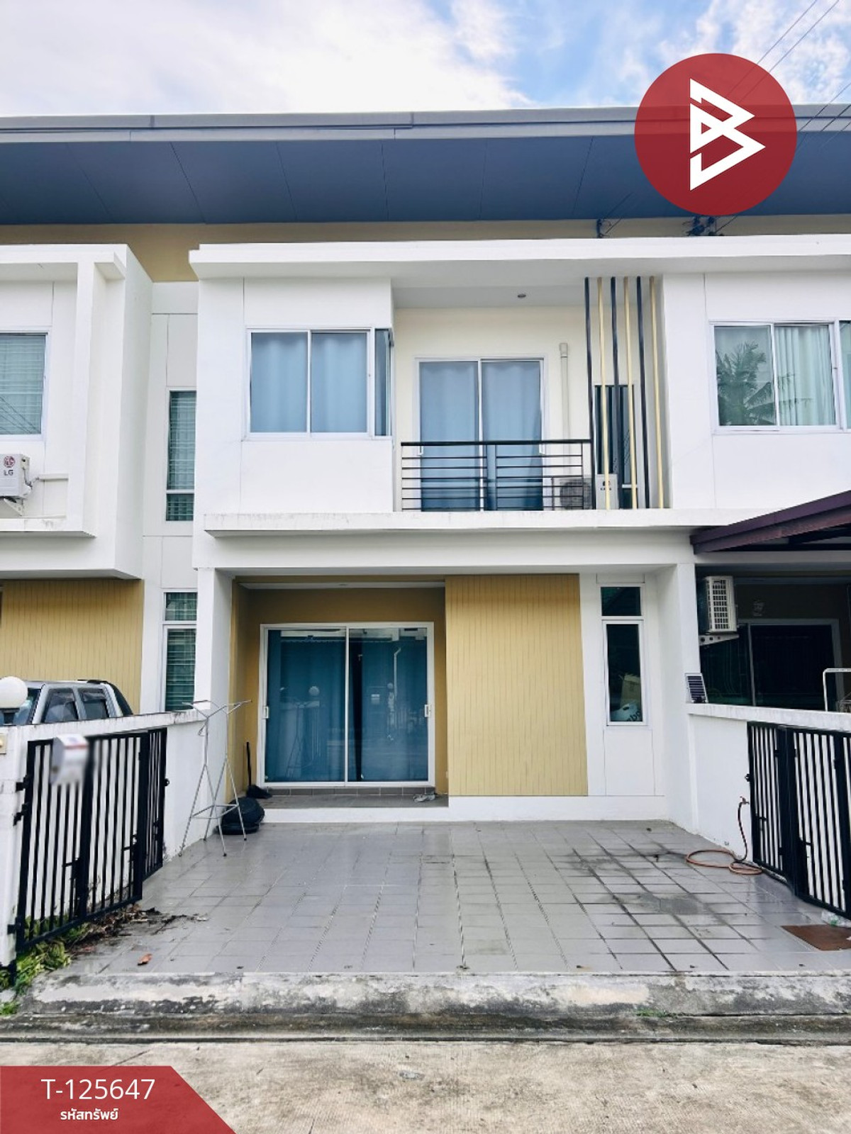 Townhouse for sale/rent, The Season Valley 2 Village, Sriracha Tiger Zoo (The Season Valley 2), Chonburi. Loading...