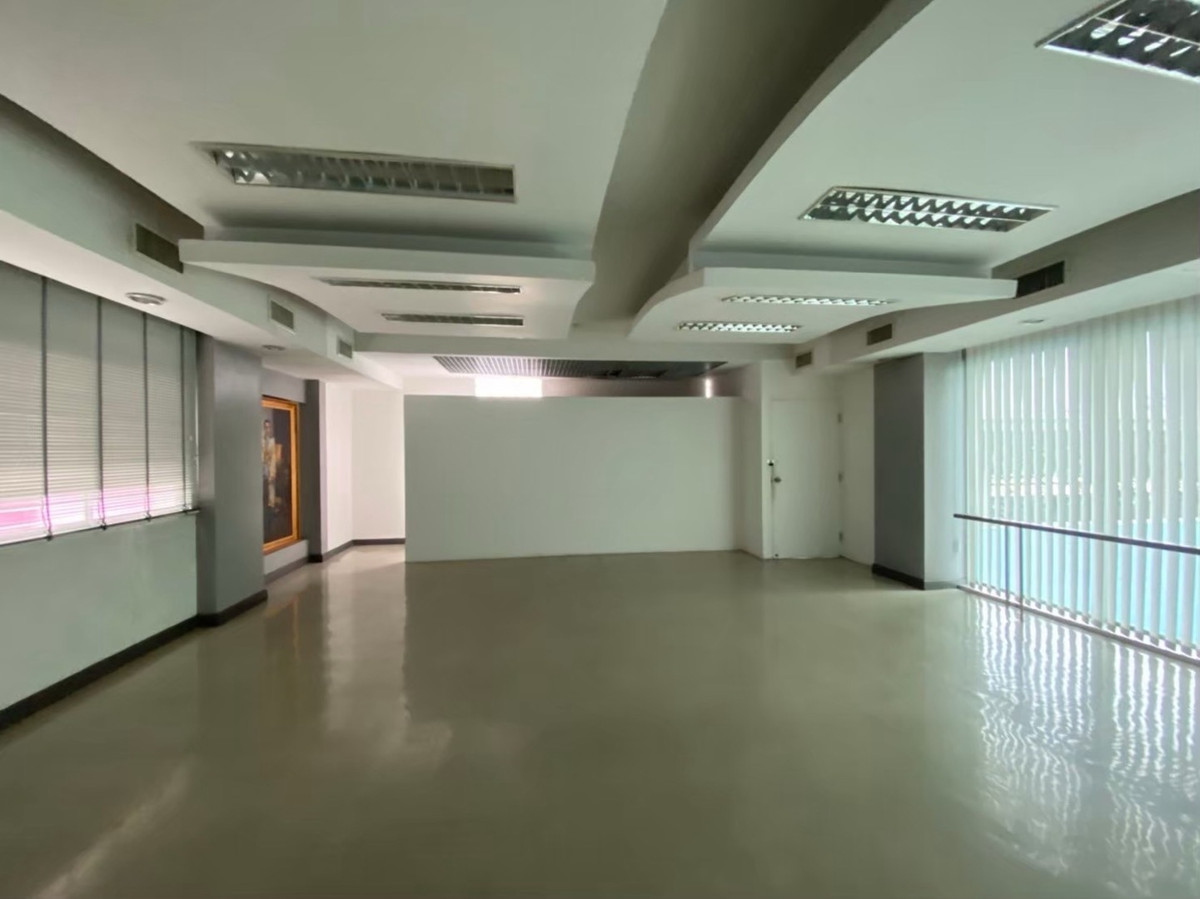 For RentRetail SpaceRama9, Petchburi, RCA : Area for rent: 200 square meters, Pilates studio with bathroom and parking.