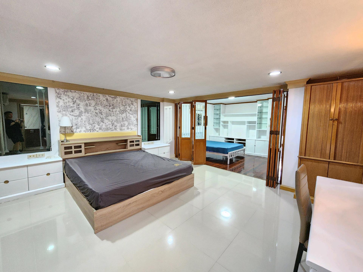 For RentTownhomeSukhumvit, Asoke, Thonglor : House for rent Ekkamai 12 near Donki Mall.