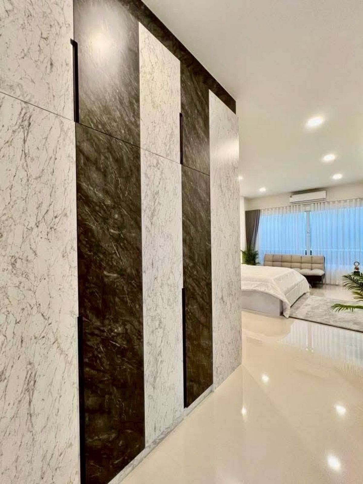 ให้เช่าพัทยา บางแสน ชลบุรี สัตหีบ : ให้เช่าด่วนบ้านชั้นเดียวพูลวิลล่า โครงการ Gerden Ville ห้วยใหญ่ ขนาด 159 ตร.ว. พื้นที่ 640 ตร.ม. 3 ห้องนอน 4 ห้องน้ำ ราคาพิเศษ 90,000 บาท