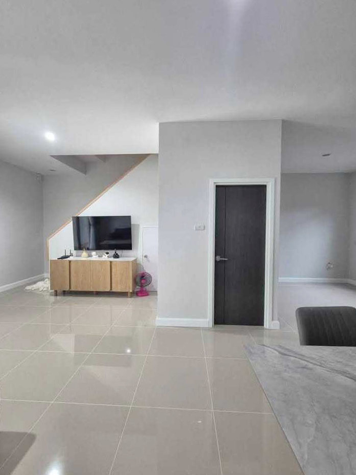 ทาวน์เฮ้าส์ในโครงการ ให้เช่าเดือนละ 25,000 บาท ใกล้เซ็นทรัลแอร์พอร์ตเพียง 10 นาที No.3H131 Loading...