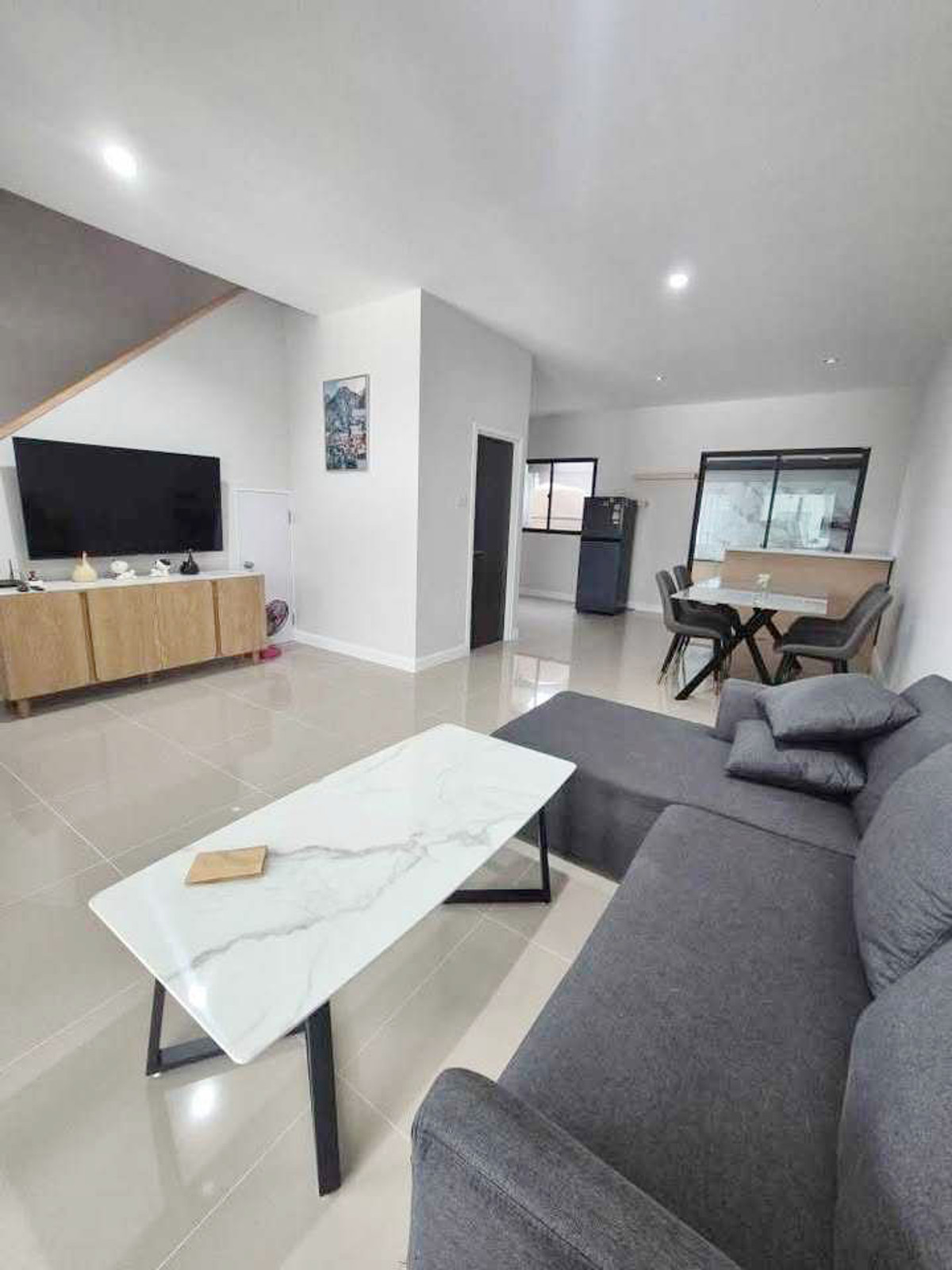 ทาวน์เฮ้าส์ในโครงการ ให้เช่าเดือนละ 25,000 บาท ใกล้เซ็นทรัลแอร์พอร์ตเพียง 10 นาที No.3H131 Loading...