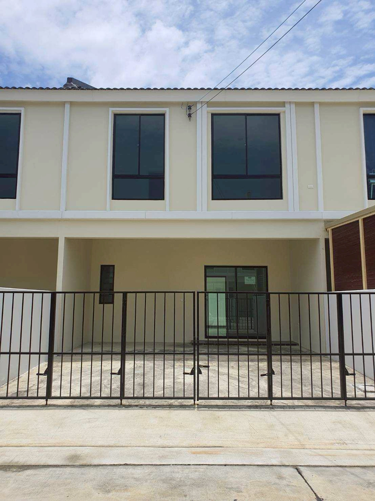 ให้เช่าทาวน์โฮมสมุทรปราการ สำโรง : ให้เช่าบ้านโครงการพฤกษาวิลล์ 117 เทพารักษ์-ศรีนครินทร์  ทาวน์โฮม 2 ชั้น .สไตล์ Modern Neo-Renaissance