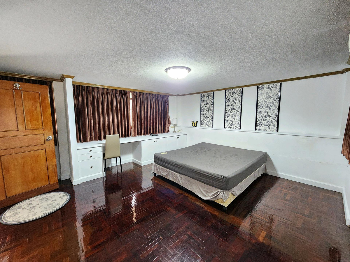 For RentTownhomeSukhumvit, Asoke, Thonglor : House for rent Ekkamai 12 near Donki Mall.