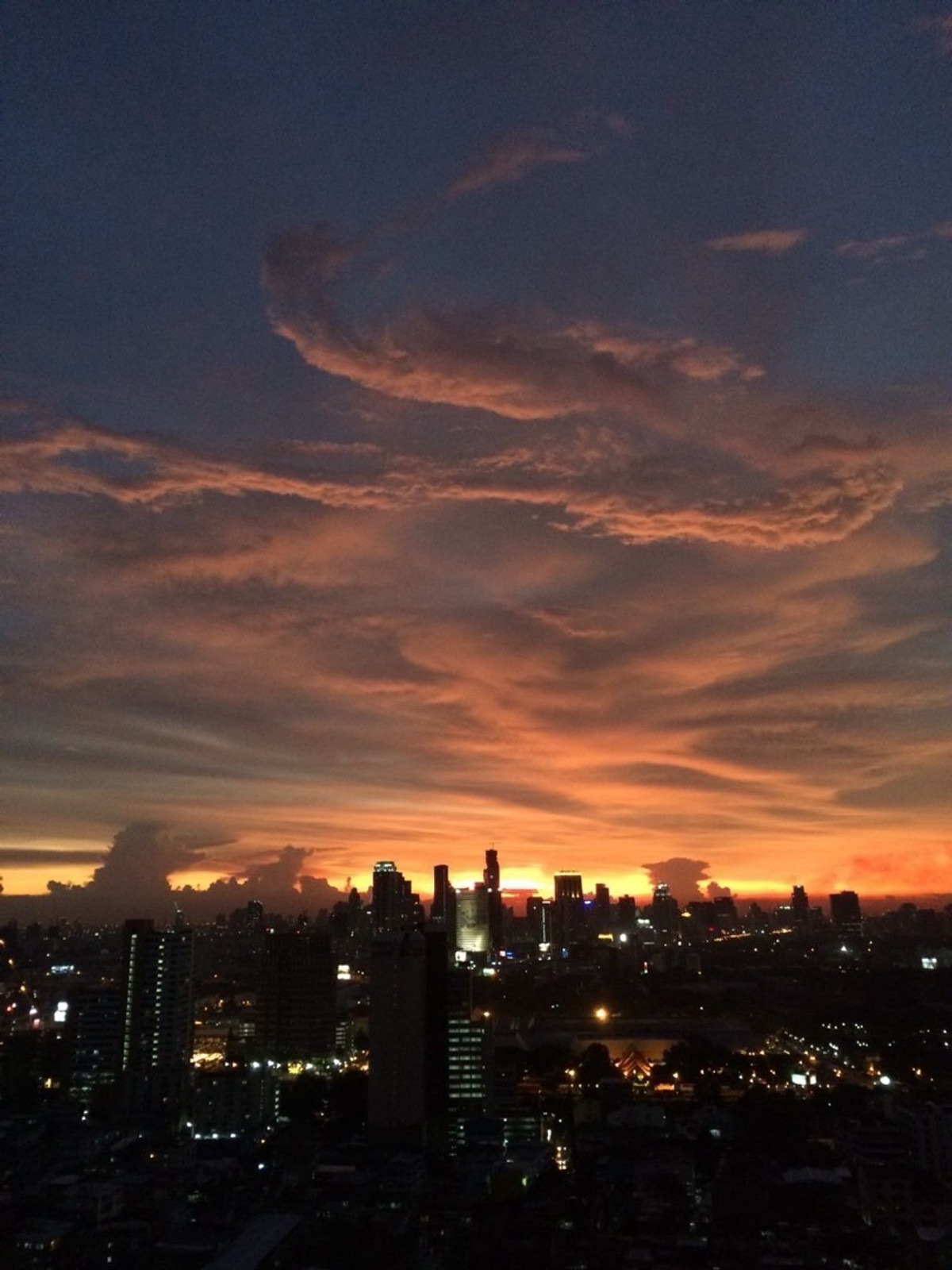 For SaleCondoSukhumvit, Asoke, Thonglor : 📢👇Rare-to-find unit! Great value for both living and investment.Corner DUPLEX with sunset view, located in the heart of Sukhumvit.Move-in ready.