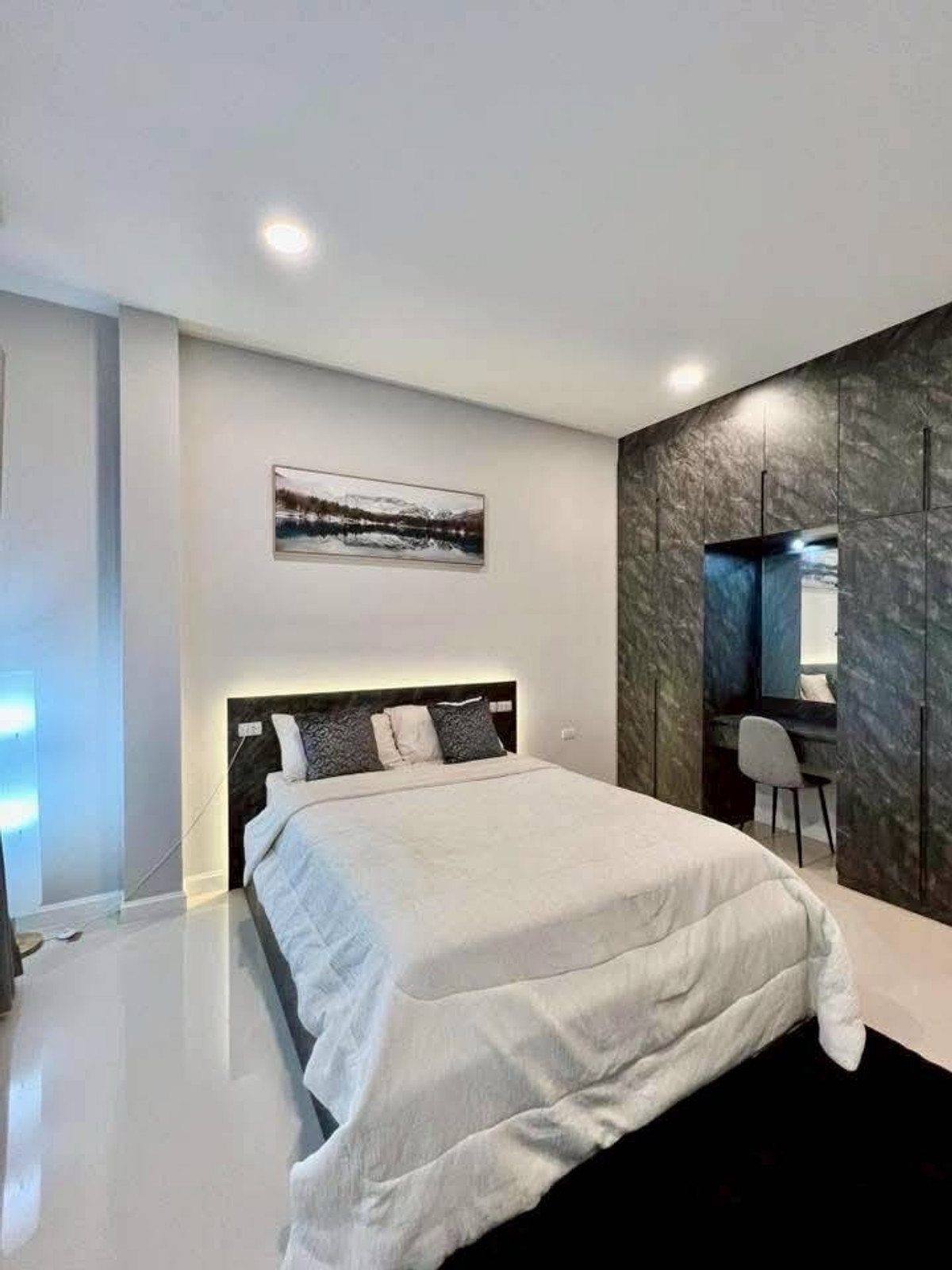 ให้เช่าพัทยา บางแสน ชลบุรี สัตหีบ : ให้เช่าด่วนบ้านชั้นเดียวพูลวิลล่า โครงการ Gerden Ville ห้วยใหญ่ ขนาด 159 ตร.ว. พื้นที่ 640 ตร.ม. 3 ห้องนอน 4 ห้องน้ำ ราคาพิเศษ 90,000 บาท