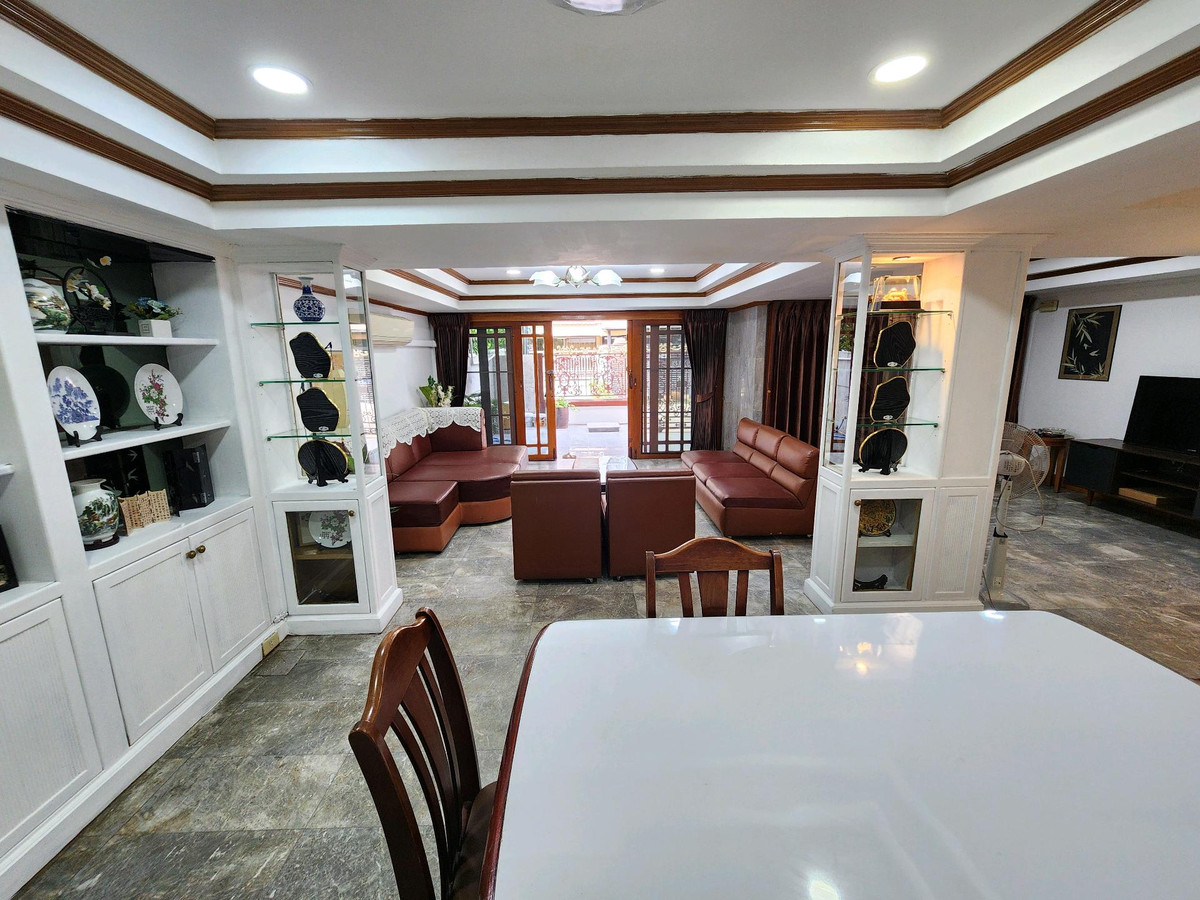 For RentTownhomeSukhumvit, Asoke, Thonglor : House for rent Ekkamai 12 near Donki Mall.