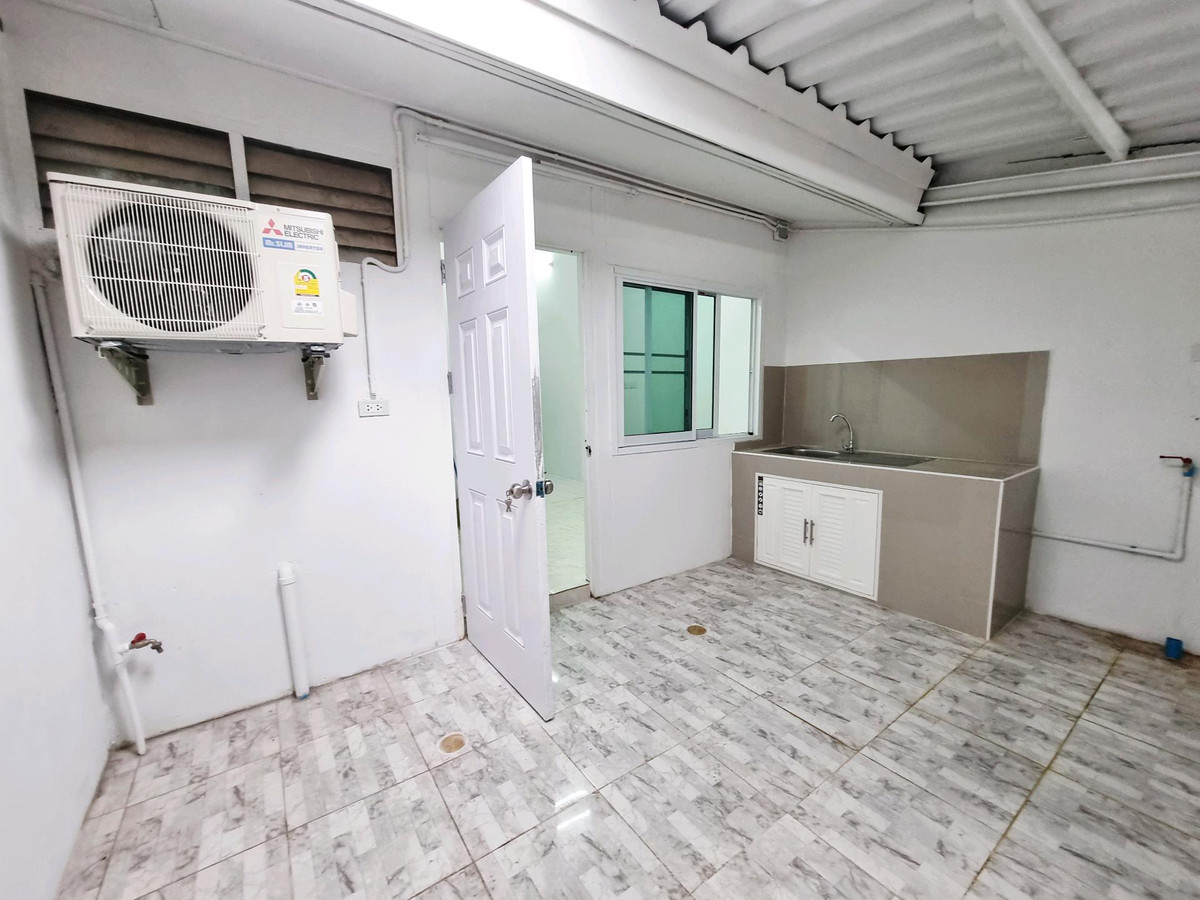 Book now!! Townhouse ready to move in, fully furnished. Near the Pink Line MRT Loading...