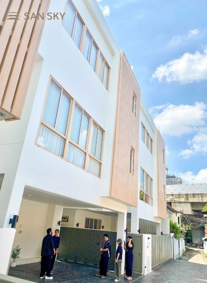 SAN SKY ประดิพัทธ์–อารีย์ บ้านเดี่ยวสไตล์มินิมอล–มูจิ ใจกลางเมือง จาก “ดีเจภูมิ” ที่รวมความสงบและความหรูไว้ในที่เดียว Loading...