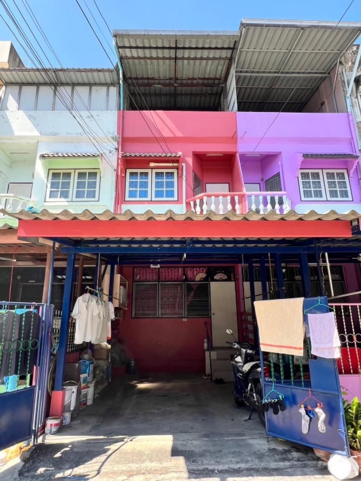 ขายทาวน์โฮมอ่อนนุช อุดมสุข : ขายด่วน บ้าน 3 ชั้น ใน ซอย อ่อนนุช19 ใกล้ bts อ่อนนุช และ สถานีศรีนุช มาก