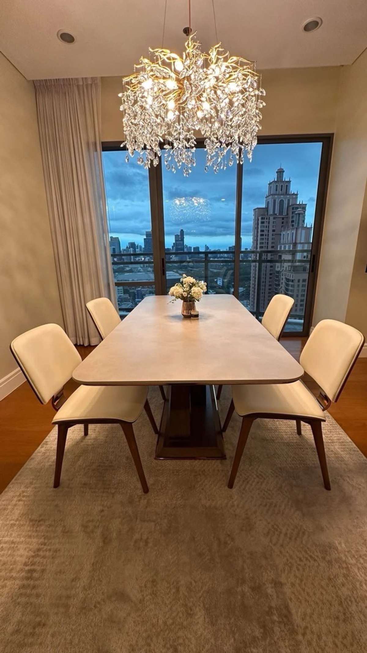 For SaleCondoSukhumvit, Asoke, Thonglor : 📢👇Rare-to-find unit! Great value for both living and investment.Corner DUPLEX with sunset view, located in the heart of Sukhumvit.Move-in ready.