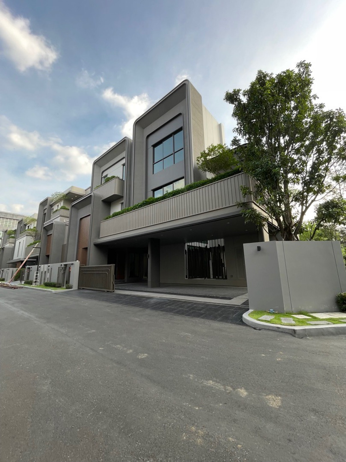 ให้เช่า บ้านเดี่ยวสุดหรู3 ชั้น #หมู่บ้านเดียวกับน้องเจนนี่  Grand Bangkok Boulevard ดอนเมือง แจ้งวัฒนะ (4นอน5น้ำ) 220,000/month  Loading...