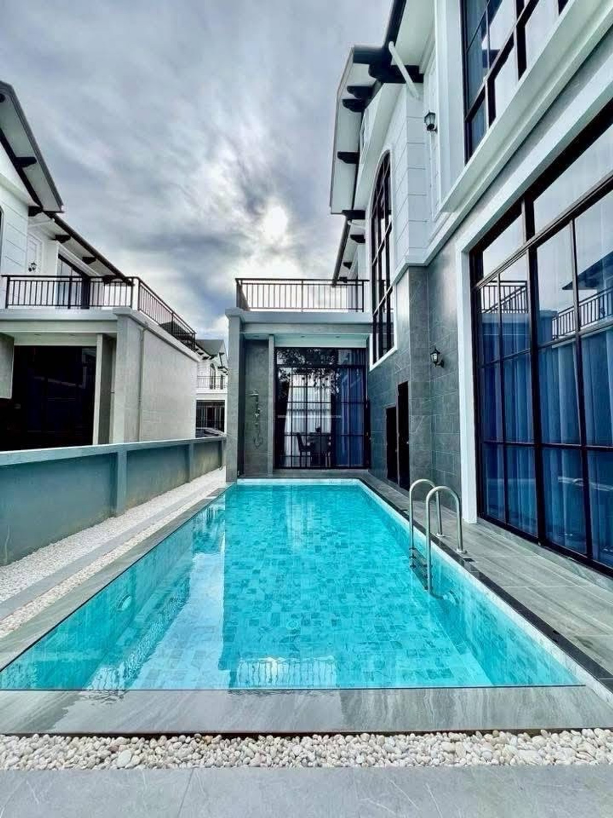 ให้เช่าพัทยา บางแสน ชลบุรี สัตหีบ : ให้เช่าด่วนบ้านพูลวิลล่า โครงการ อยู่ดี 2 พัทยา ขนาด 60 ตร.ว. พื้นที่ 240 ตร.ม. 3 ห้องนอน 4 ห้องน้ำ จดบริษัทได้ ราคาพิเศษ 80,000 บาท