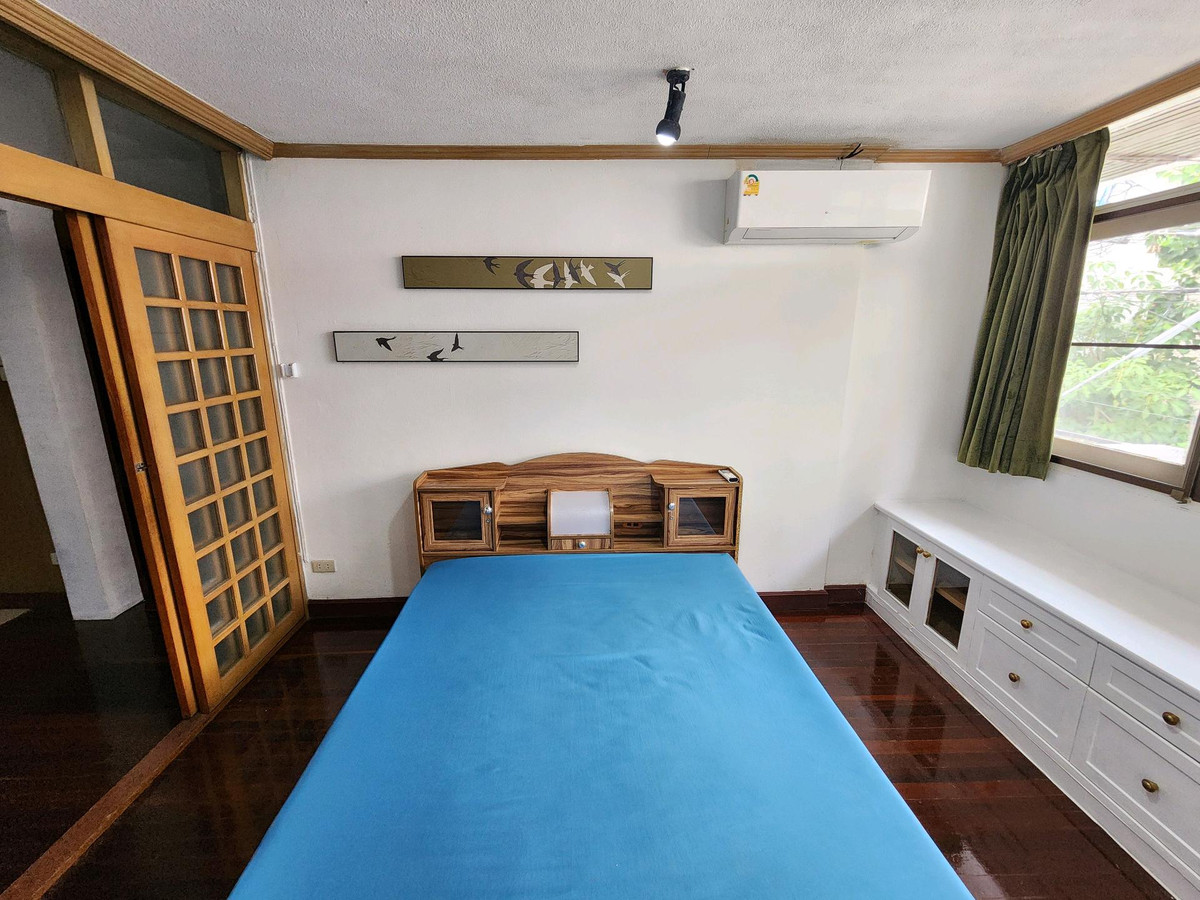 For RentTownhomeSukhumvit, Asoke, Thonglor : House for rent Ekkamai 12 near Donki Mall.