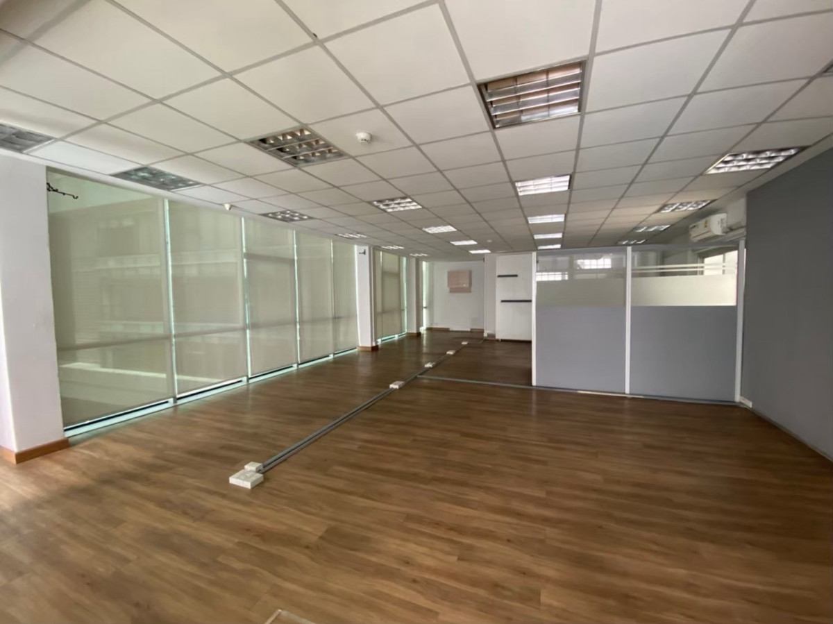 ให้เช่าร้านค้า/ตลาดนัดพระราม 9 เพชรบุรีตัดใหม่ RCA : ให้เช่า พื้นที่ 200 ตารางเมตร ทำ สตูดิโอ พิลาทิส มีห้องน้ำในตัว มีที่จอดรถ