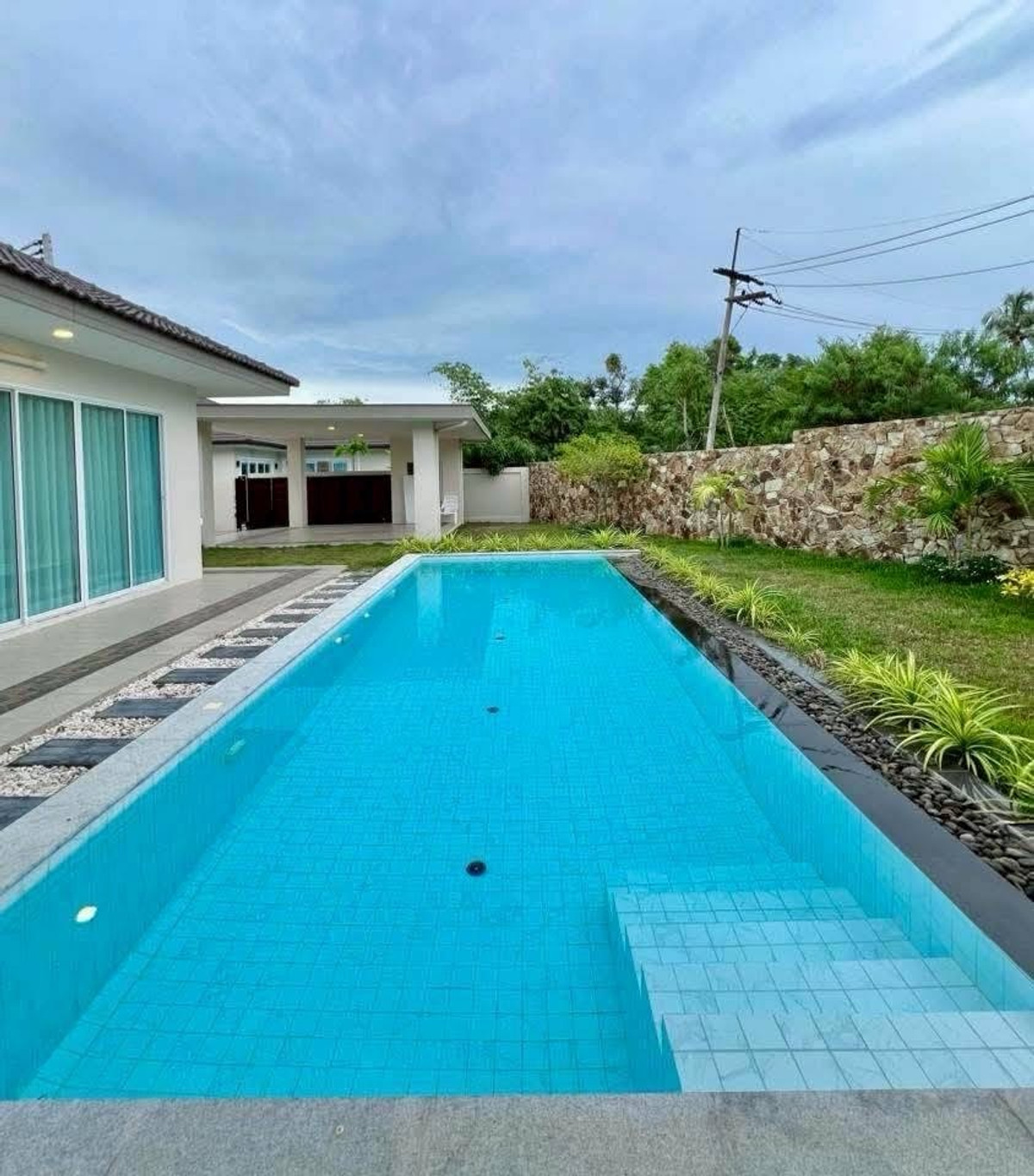 ให้เช่าพัทยา บางแสน ชลบุรี สัตหีบ : ให้เช่าด่วนบ้านชั้นเดียวพูลวิลล่า โครงการ Gerden Ville ห้วยใหญ่ ขนาด 159 ตร.ว. พื้นที่ 640 ตร.ม. 3 ห้องนอน 4 ห้องน้ำ ราคาพิเศษ 90,000 บาท