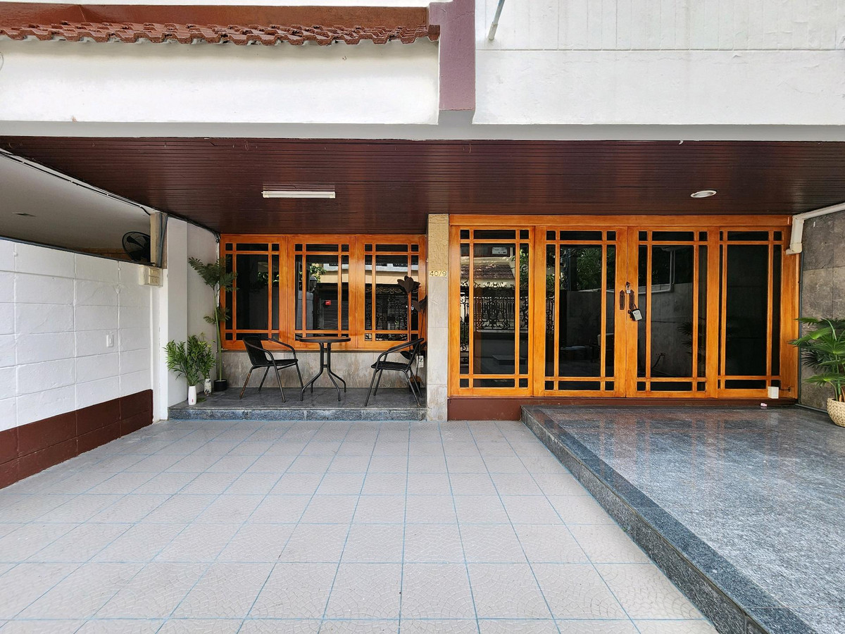 For RentTownhomeSukhumvit, Asoke, Thonglor : House for rent Ekkamai 12 near Donki Mall.