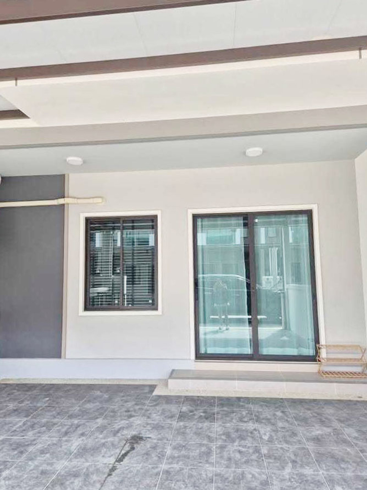 ทาวน์เฮ้าส์ในโครงการ ให้เช่าเดือนละ 25,000 บาท ใกล้เซ็นทรัลแอร์พอร์ตเพียง 10 นาที No.3H131 Loading...