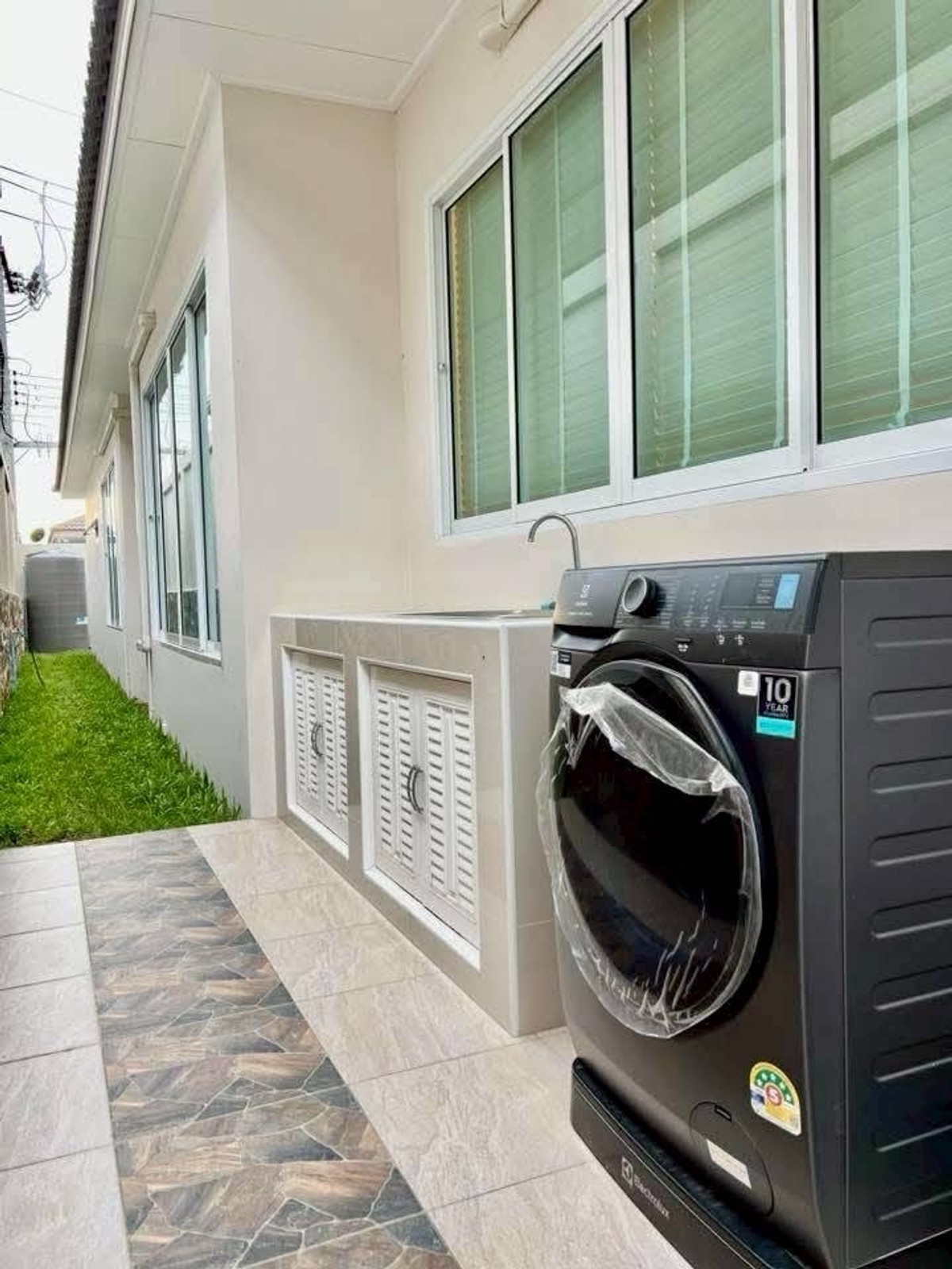 ให้เช่าพัทยา บางแสน ชลบุรี สัตหีบ : ให้เช่าด่วนบ้านชั้นเดียวพูลวิลล่า โครงการ Gerden Ville ห้วยใหญ่ ขนาด 159 ตร.ว. พื้นที่ 640 ตร.ม. 3 ห้องนอน 4 ห้องน้ำ ราคาพิเศษ 90,000 บาท