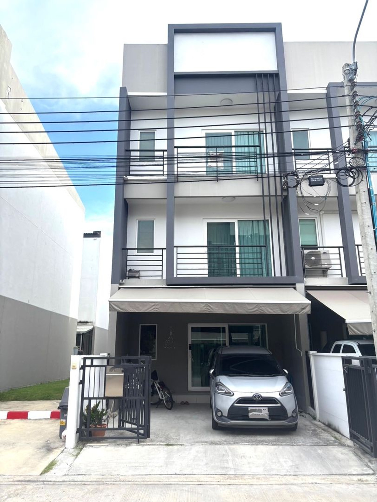Selling at the best price, Baan Klang Muang, Suan Luang, near Mega Bangna, corner house, lots of usable space. Plus fully furnished, ready to move in 064-974-2441 Loading...