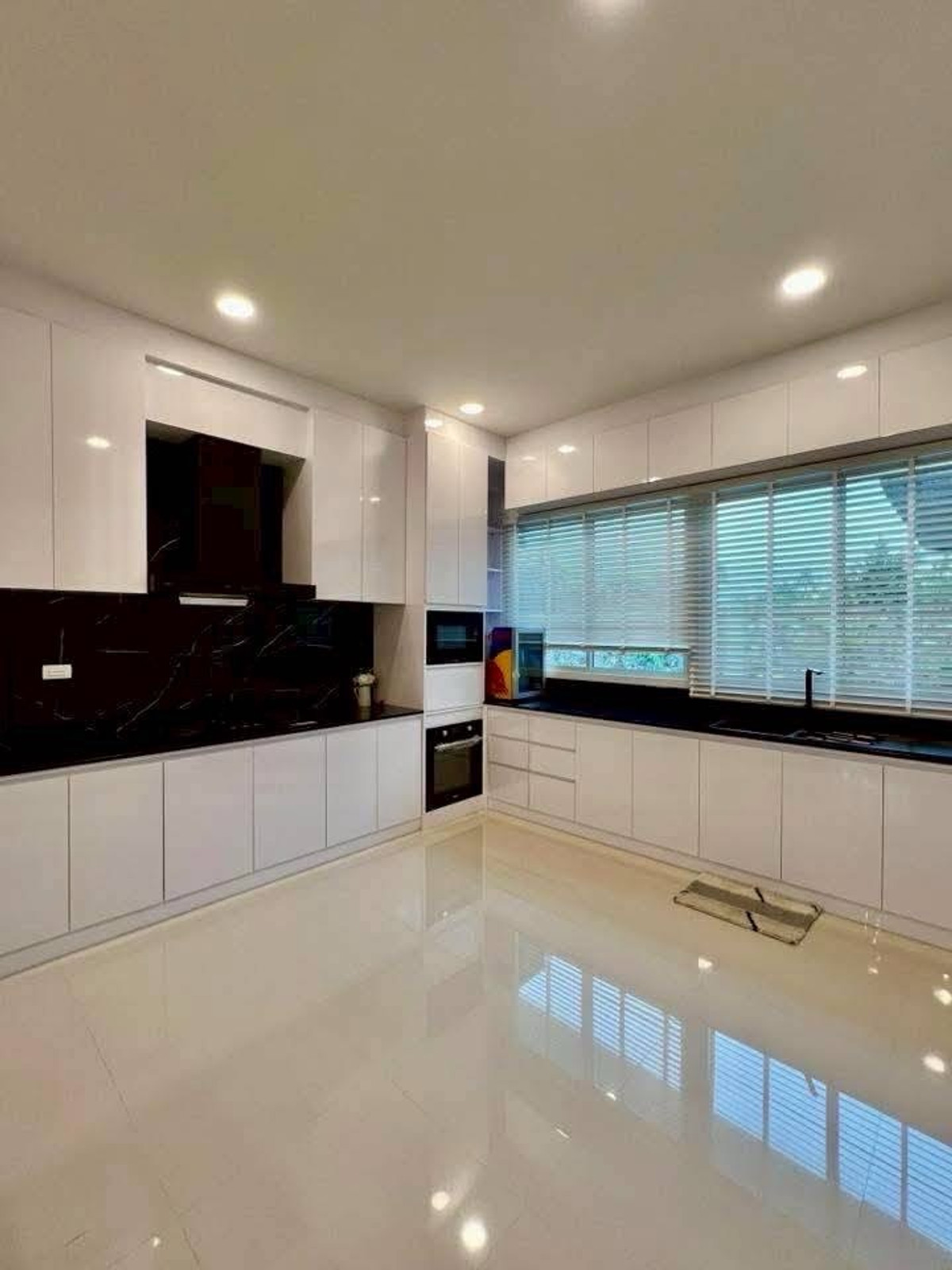 ให้เช่าพัทยา บางแสน ชลบุรี สัตหีบ : ให้เช่าด่วนบ้านชั้นเดียวพูลวิลล่า โครงการ Gerden Ville ห้วยใหญ่ ขนาด 159 ตร.ว. พื้นที่ 640 ตร.ม. 3 ห้องนอน 4 ห้องน้ำ ราคาพิเศษ 90,000 บาท