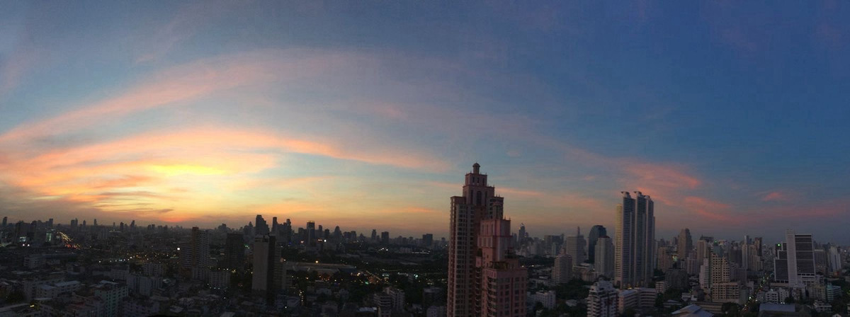 For SaleCondoSukhumvit, Asoke, Thonglor : 📢👇Rare-to-find unit! Great value for both living and investment.Corner DUPLEX with sunset view, located in the heart of Sukhumvit.Move-in ready.