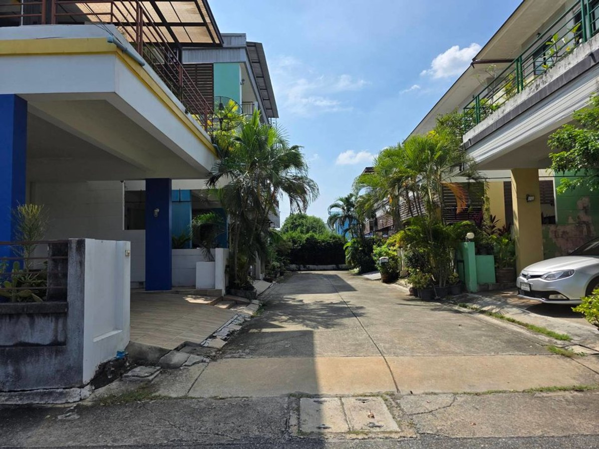 ขายขาดทุน บ้านแฝด 3 ชั้น หลังมุม 285 ตรม. ตกแต่งใหม่พร้อมอยู่ เข้าได้ 2 ทาง ซ.วัดส้มเกลี้ยง ซ.วัดพระเงิน อ.บางกรวย นนทบุรี Loading...