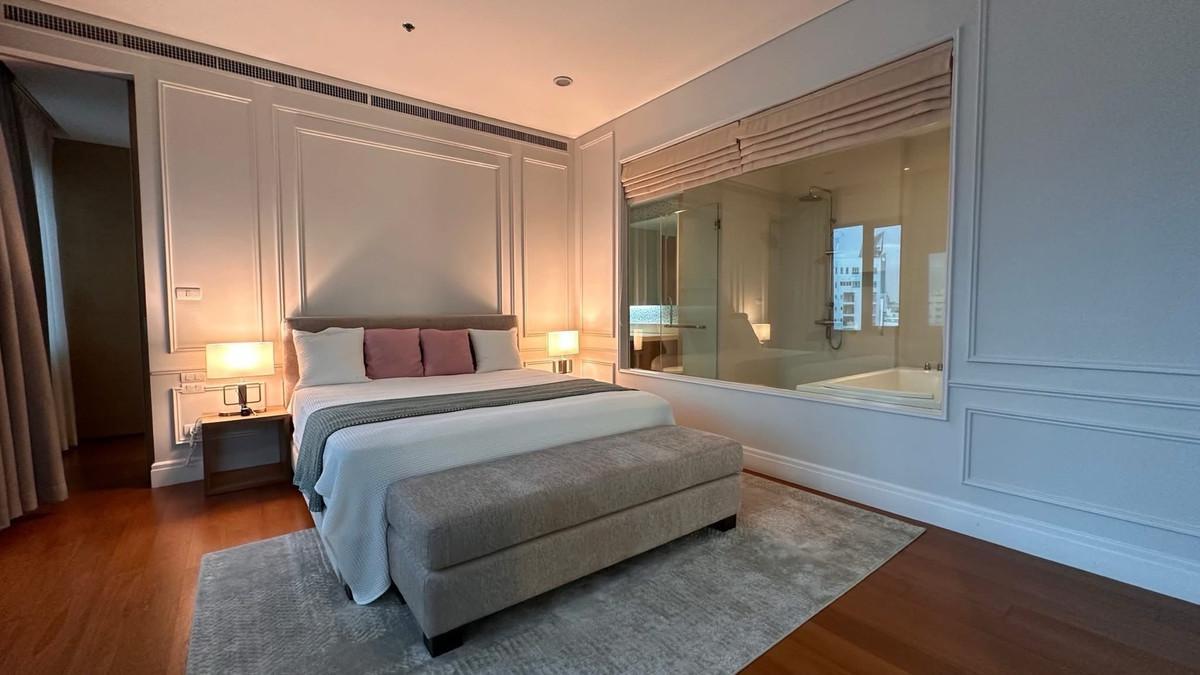 For SaleCondoSukhumvit, Asoke, Thonglor : 📢👇Rare-to-find unit! Great value for both living and investment.Corner DUPLEX with sunset view, located in the heart of Sukhumvit.Move-in ready.