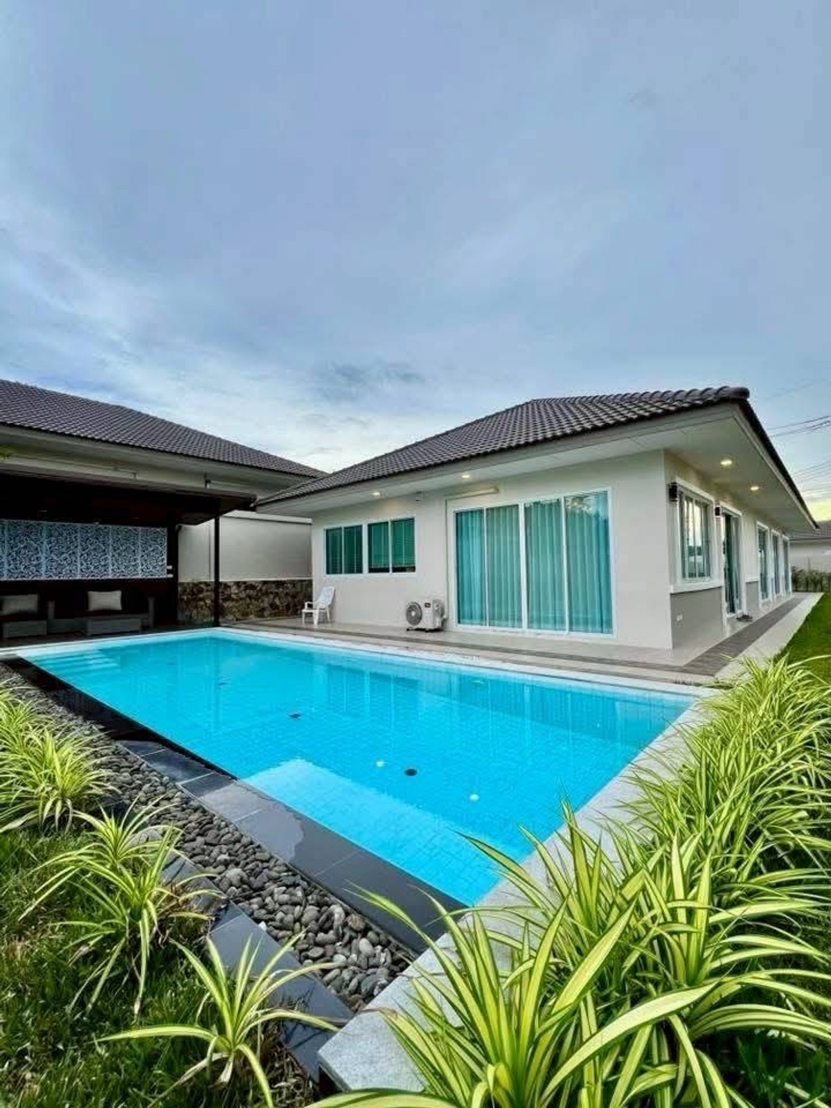 For RentPattaya, Bangsaen, Chonburi : Urgent rent, one-story house, pool villa, Gerden Ville project, Huai Yai, size 159 sq m, area 640 sq m, 3 bedrooms, 4 bathrooms, special price 90,000 baht.